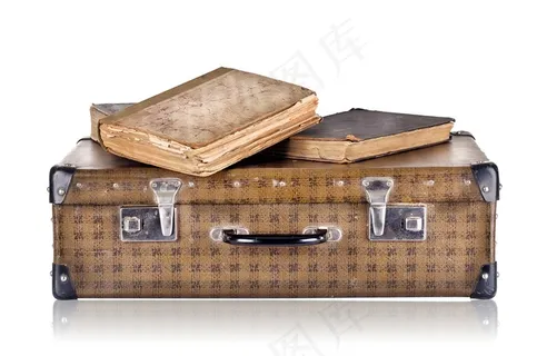 堆满书籍的手提箱高清摄影图片