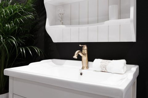 黑色背景浴室洗漱台