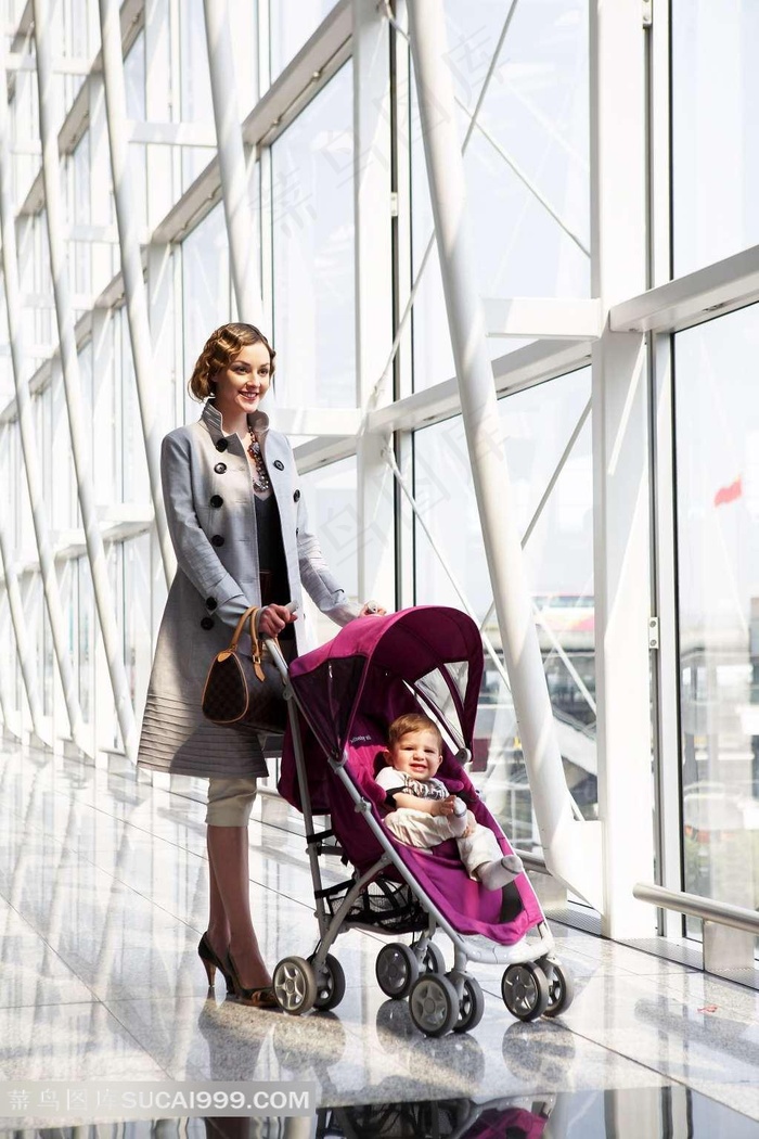 美丽的妈妈和婴儿一起外出