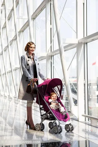 美丽的妈妈和婴儿一起外出