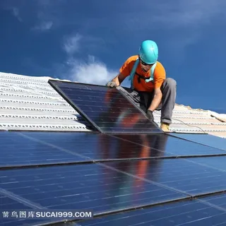 工人安装太阳能板