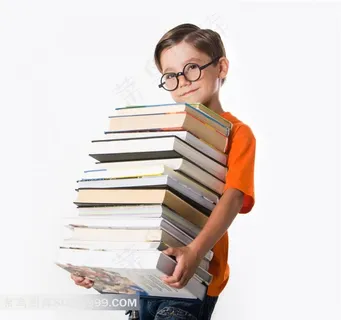 抱着一叠书的儿童图片素材 抱着一叠书的儿童图片素材