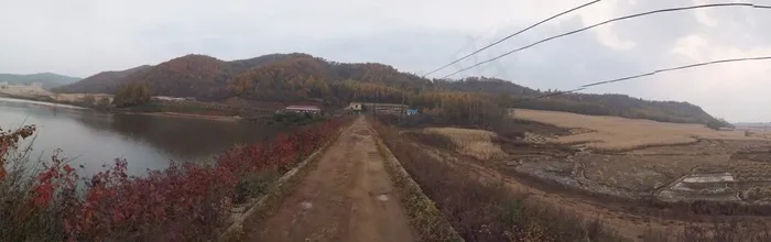 山脚下的水库和田地