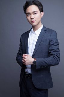 灰色男性西服证件照