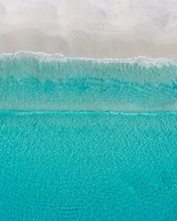 蓝色清澈大海图片