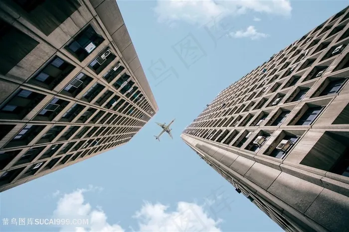 城市上空飞机图片