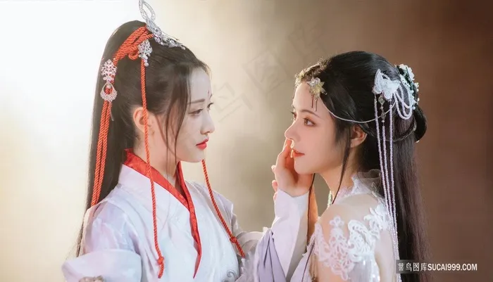汉服女子抚摸脸颊清纯美女图片