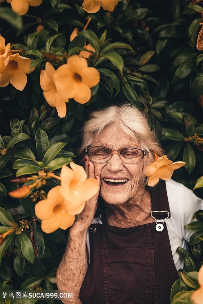 花丛中开心的老奶奶图片