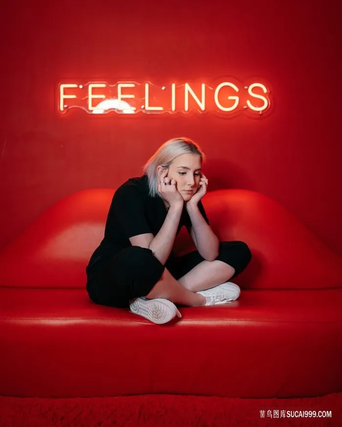 红色沙发美女写真图片