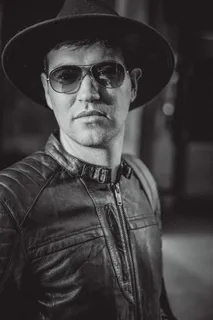 带眼镜成熟男人图片