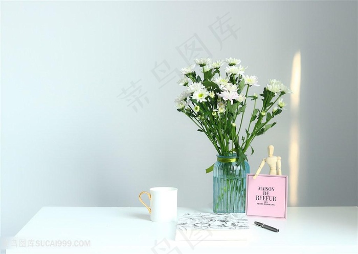 桌面上的花和文具