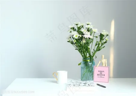 桌面上的花和文具