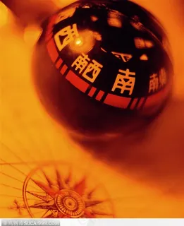 红色灯光下的地图鱼指南针