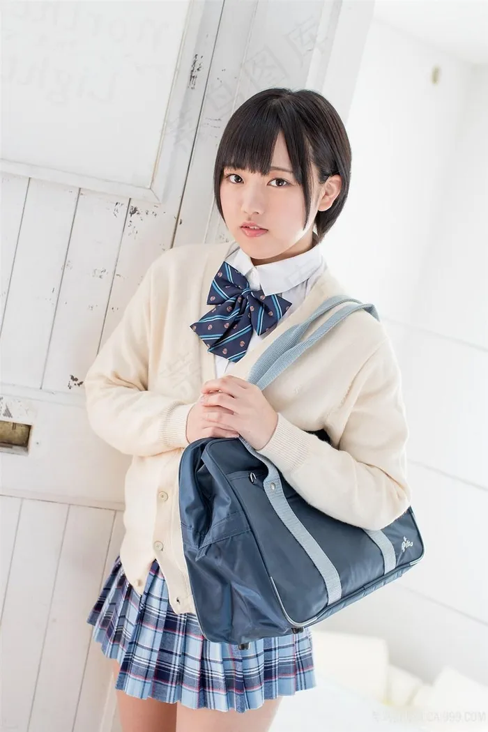 背着包包的日本短发美女学生图片