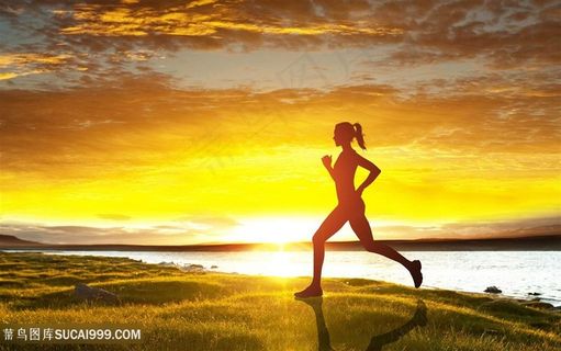 清晨湖畔跑步的美女高清图片