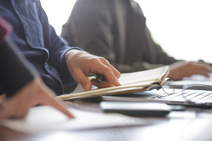 正在工作的男人们