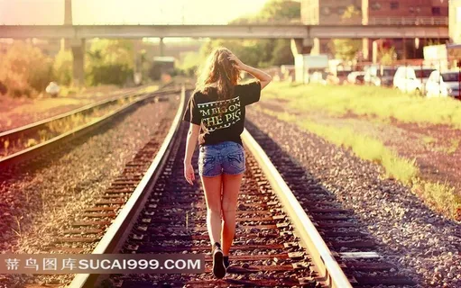 走在火车道上的美女