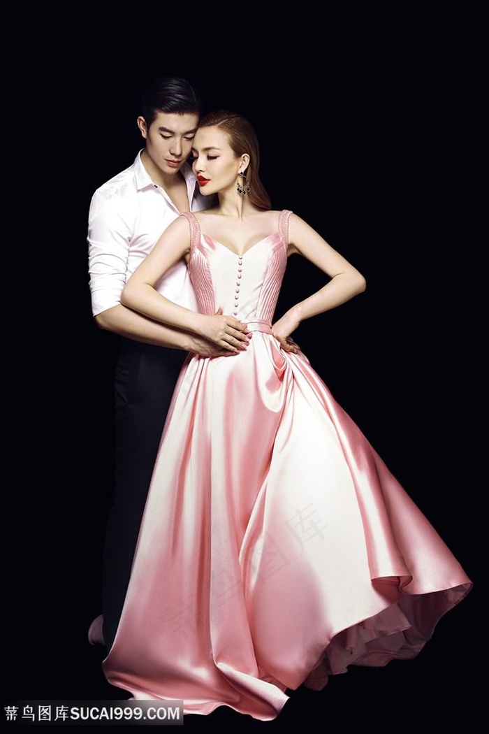 深情拥抱的情侣