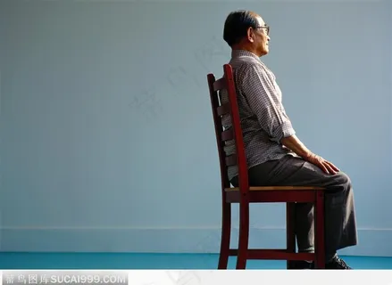 坐着的老年人