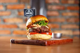 黄色美味汉堡摄影素材