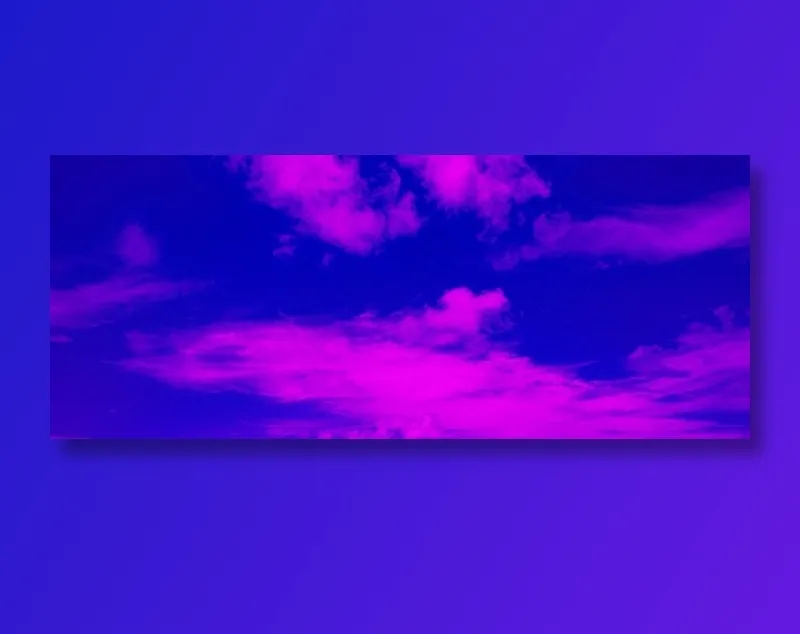 蓝色天空背景中的粉色云彩