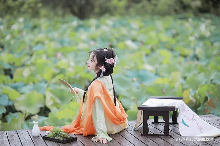 荷花塘旁嬉戏的古装女子图片