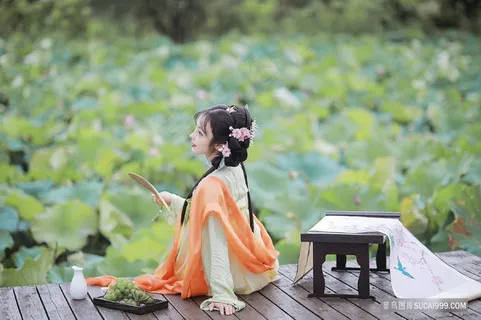 荷花塘旁嬉戏的古装女子图片