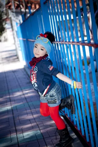 可爱儿童户外特写