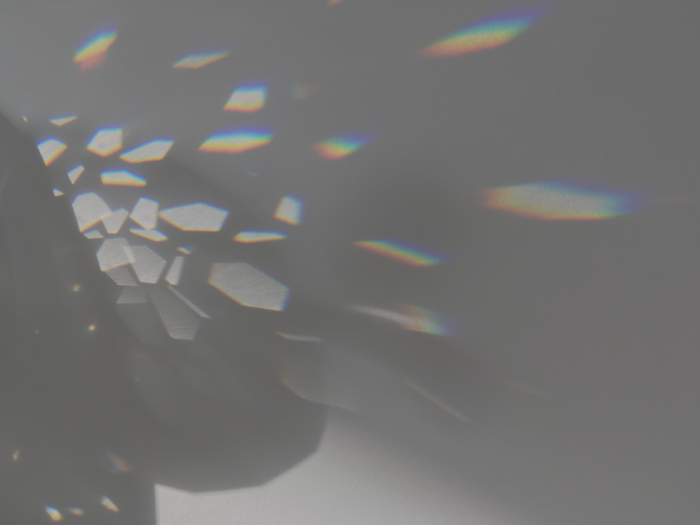 水晶在太阳照射到墙壁的不同效果彩虹光斑