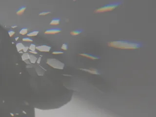 水晶在太阳照射到墙壁的不同效果彩虹光斑