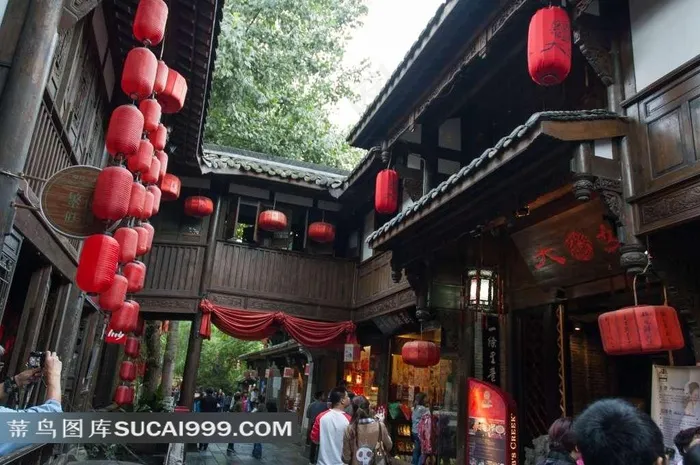 成都旅游风光锦里古巷内的建筑和游客