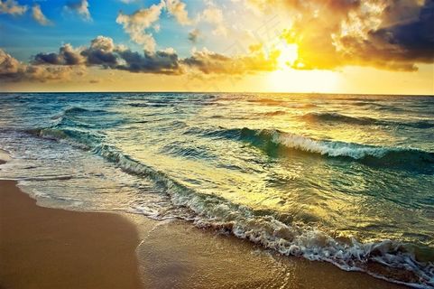 云彩阳光与涌向海边的波浪 云彩阳光与涌向海边的波浪