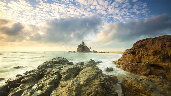 蓝天白云下的海水和礁石高清图片