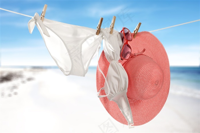 蓝天白云下晒帽子文胸等