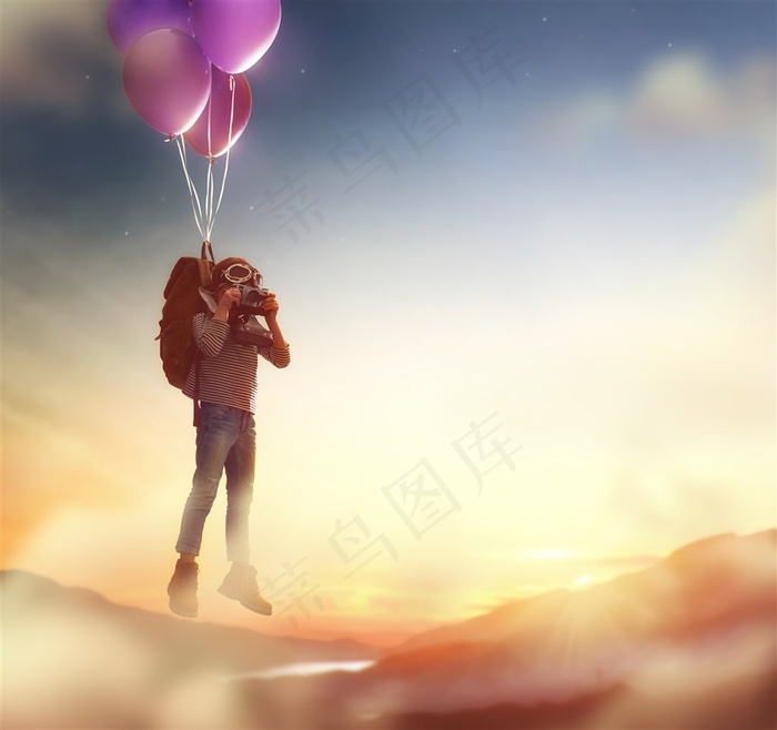 背包上的气球和飘上天空的孩子海报图片