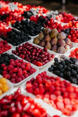 市场上的托盘上的新鲜浆果