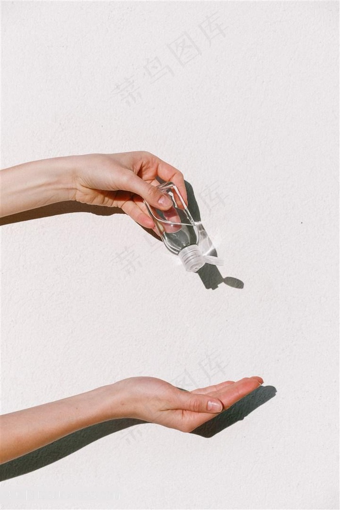 倒洗手液免洗酒精手势图片
