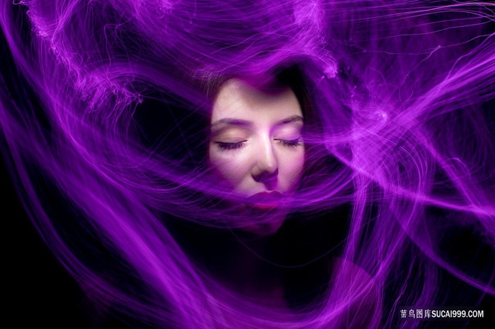 抽象紫色光线描绘的女性脸部