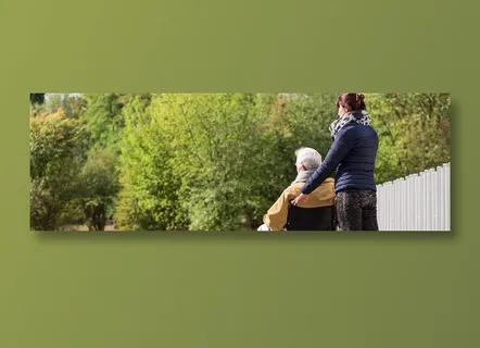 公园里的老年人与女孩