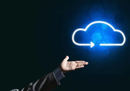 人物手势与带着光效的云朵创意图片 人物手势与带着光效的云朵创意图片