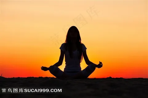 黄昏沙滩上做瑜伽人物摄影高清图片