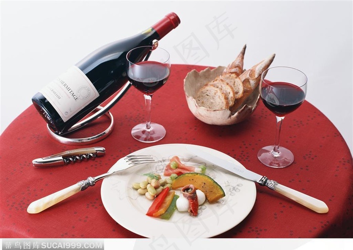餐桌上的食物与红葡萄酒