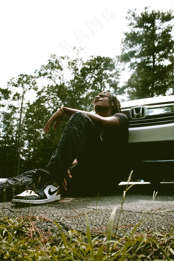 坐在地上仰望天空的黑人帅哥图片