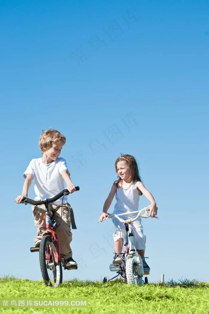 户外骑自行车的小孩