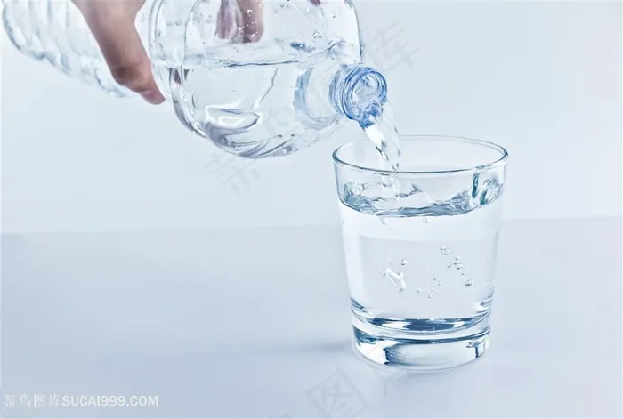 清澈水杯的高清图片
