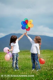 拿着气球的两个小女孩