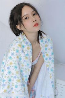 裹着毛巾的高清美女图片