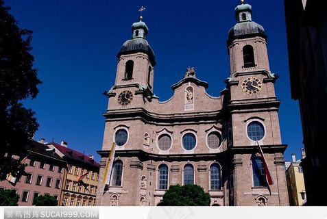 古堡钟楼树木旗帜