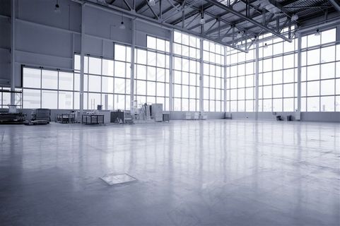 钢结构空旷工厂图片