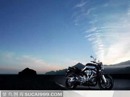 蓝天白云下的摩托车素材